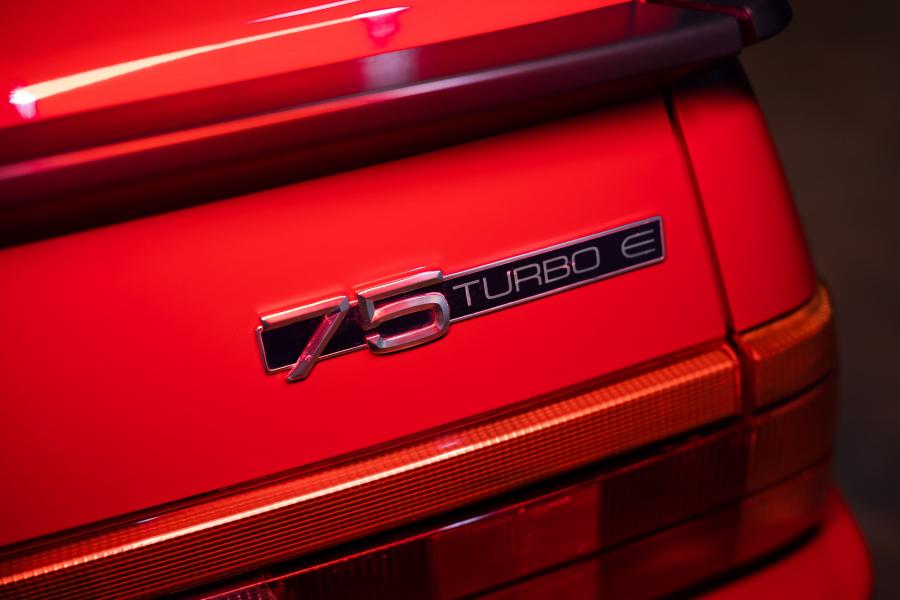 Логотип Alfa Romeo 75 1.8i Turbo Evoluzione (162B) 1987 года  (фото 2 из 10)